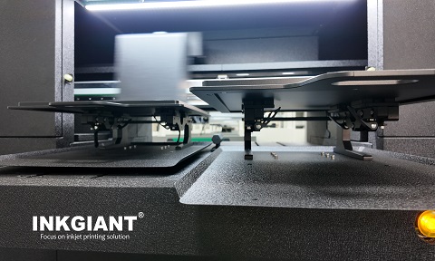 <strong>Dual-Platen Design</strong> &ndash; Print on one platen while prepping the next. Seamless transitions, zero downtime, and significantly higher output per hour&mdash;delivering a true leap in production efficiency.